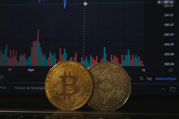 BTC and ETH falling while the Altcoins stable is often a “sign of force,” says the analyst